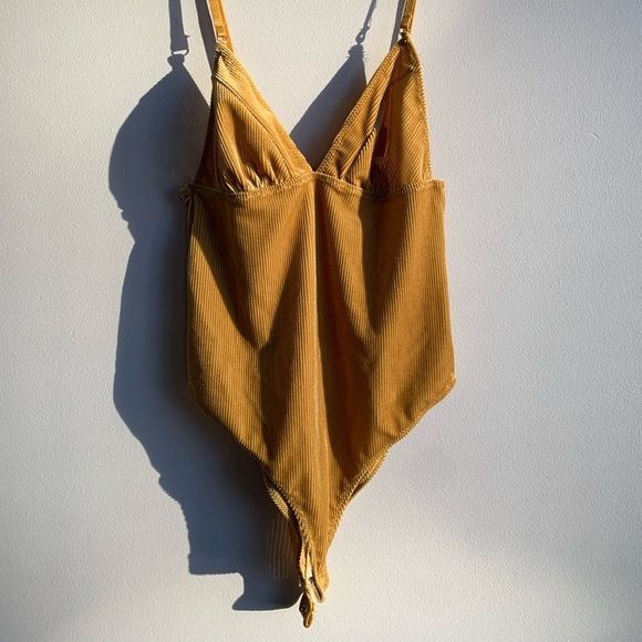 Forever 21 Tops - SOLD ON DEPOP - Forever 21 Velvet V Neck Gold Bodysuit